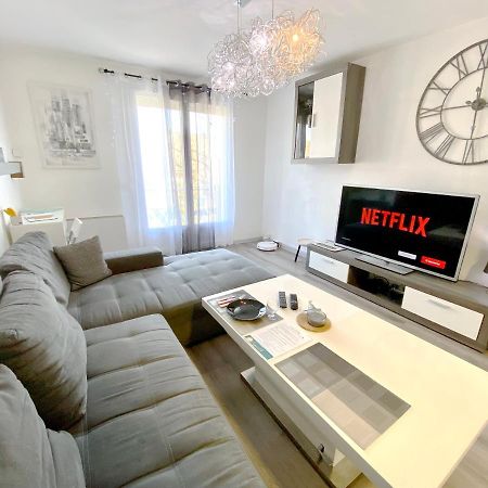 Le Cafe Charmant, Appartement Dans Immeuble Avec Parking Barriere, Balcon LʼArbresle المظهر الخارجي الصورة