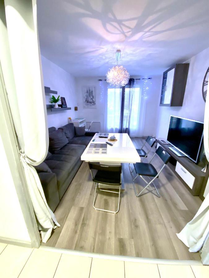 Le Cafe Charmant, Appartement Dans Immeuble Avec Parking Barriere, Balcon LʼArbresle المظهر الخارجي الصورة